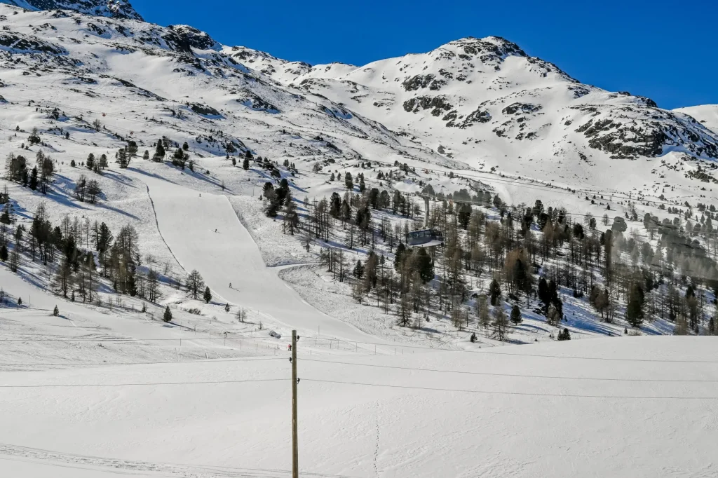 Bernina, Val Bernina, Diavolezza, Berninapass, Lago Bianco, Alpen, Graubünden, Winter, Schneedecke, Bernina-Express, Zugfahrt, Wintersport, Eis, Stausee, Schweiz