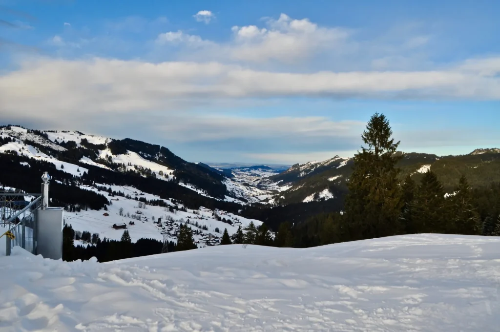 Blick über das Skigebiet Brunni / Brunnital SZ in der bis nach Einsiedeln im Winter und mit Schnee. Weisse Winterlandschaft in der Mythenregion, Schweiz
