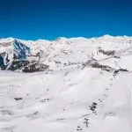 Luftaufnahme des Skigebiets Crans-montana mit dem Snowpark und dem Sessellift an einem sonnigen Wintertag in den Walliser Alpen, Schweiz