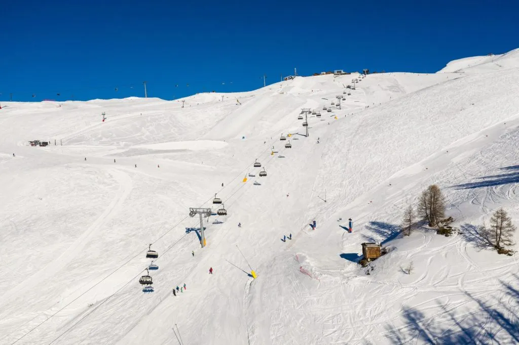 Luftaufnahme des Skigebiets und der Sesselbahn von Crans-montana an einem sonnigen Wintertag in den Schweizer Alpen im Wallis, Schweiz