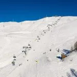 Luftaufnahme des Skigebiets und der Sesselbahn von Crans-montana an einem sonnigen Wintertag in den Schweizer Alpen im Wallis, Schweiz