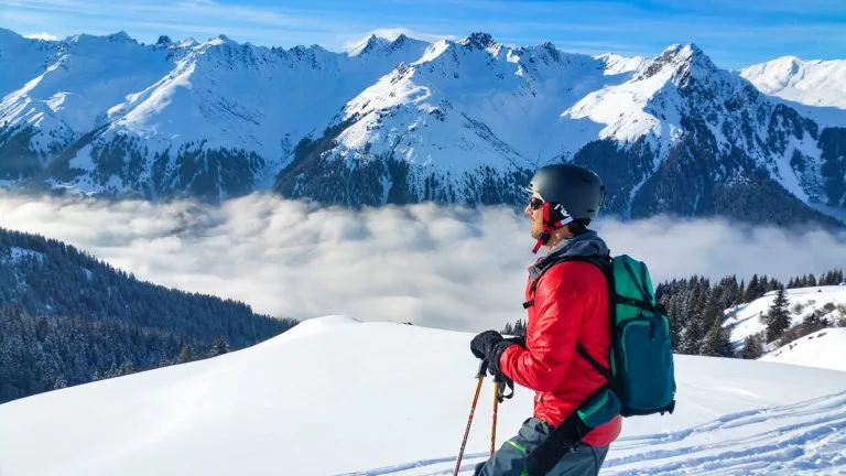 Skifahrer in den Alpen