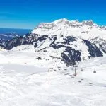 Schöne Winterlandschaft mit Schweizer Alpen. Skifahrer Skifahren in berühmten Engelgerg - Titlis Skigebiet, Schweiz, Europa