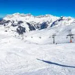 Schöne Winterlandschaft mit Schweizer Alpen. Skifahrer Skifahren in berühmten Engelgerg - Titlis Skigebiet, Schweiz, Europa