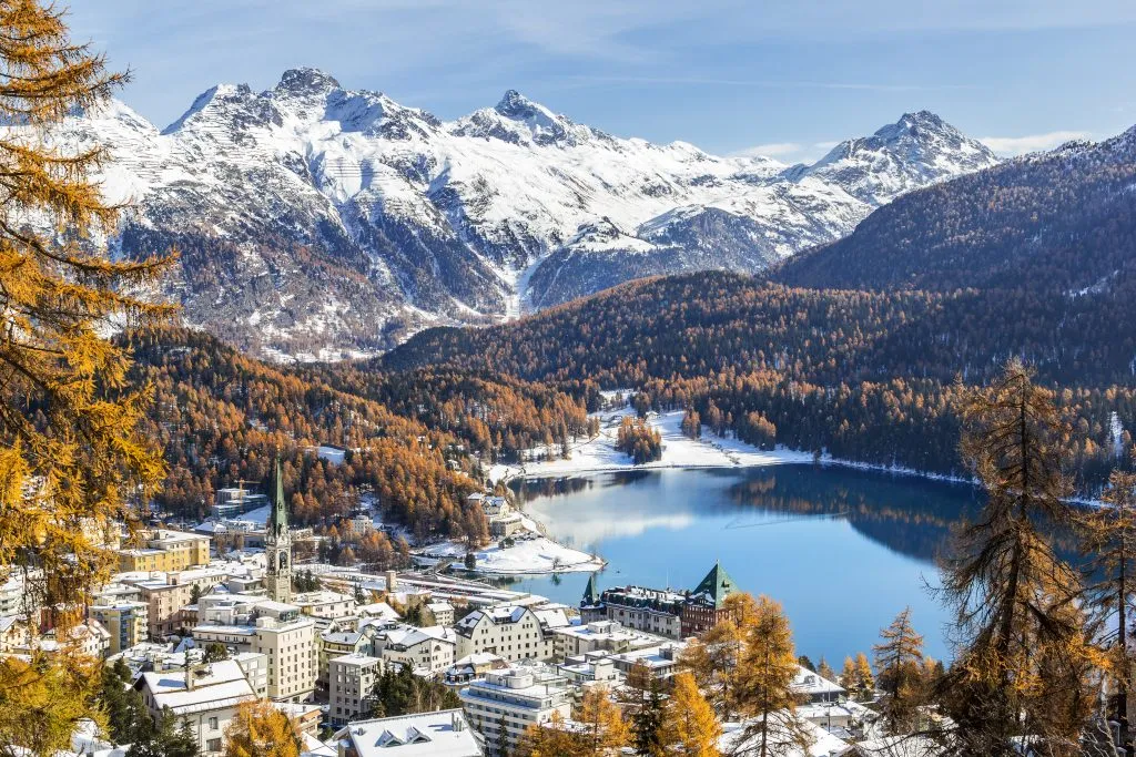 Blick auf St. Moritz, den berühmten Wintersportort, von der Anhöhe aus