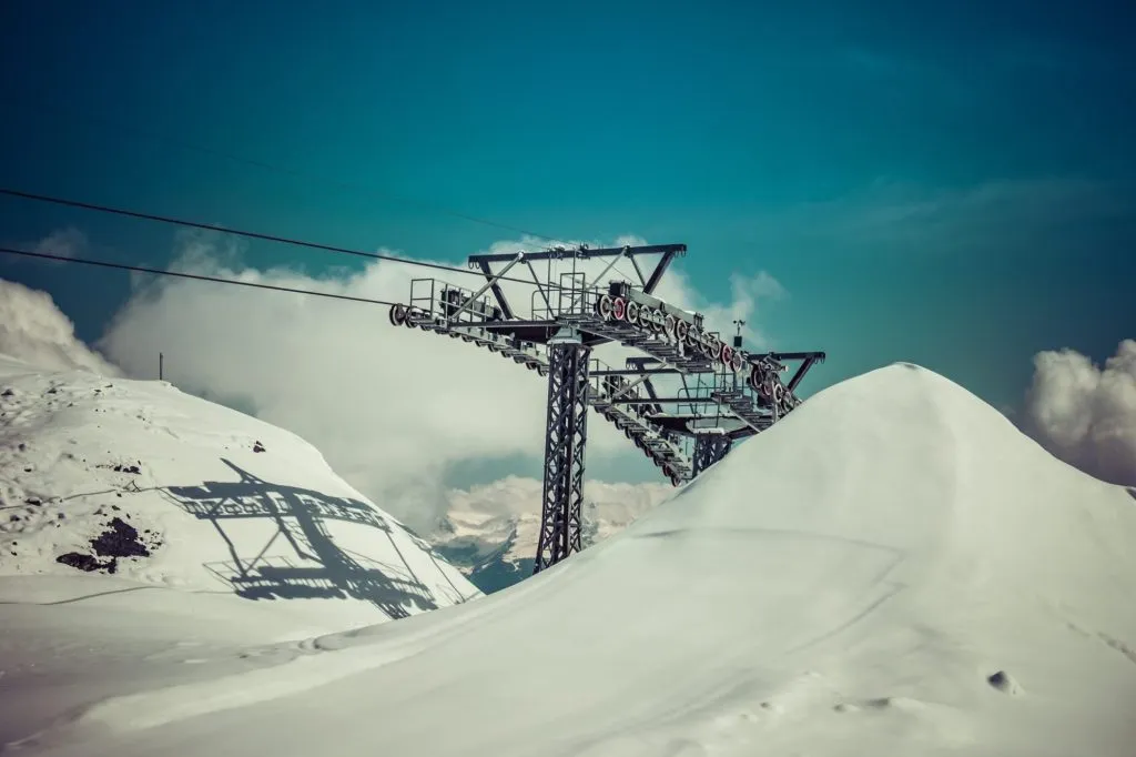 Panoramablick auf das Skigebiet von Verbier, mit verschneiten Alpen im Hintergrund, aufgenommen in Verbier, Bagnes, Wallis, Schweiz