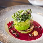 Zucchine grigliate con ravanelli germogliati, foglie cucina gourmet