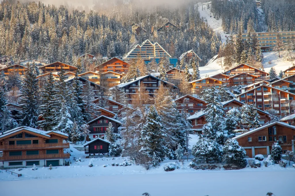 Bergferienort in den Schweizer Alpen im Winter