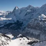 die berühmten berge in der schweiz eiger mönch und jungfrau, unten im bild das bergdorf mürren, das man nur mit der seilbahn oder zu fuss erreichen kann.