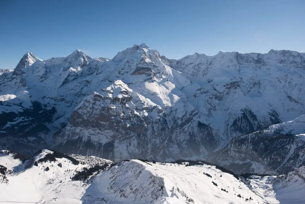 die berühmten berge in der schweiz eiger mönch und jungfrau, unten im bild das bergdorf mürren, das man nur mit der seilbahn oder zu fuss erreichen kann.