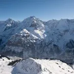die berühmten berge in der schweiz eiger mönch und jungfrau, unten im bild das bergdorf mürren, das man nur mit der seilbahn oder zu fuss erreichen kann.