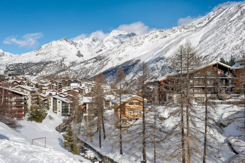 Winterlandschaft im Skigebiet von Saas-Fee, Schweiz.