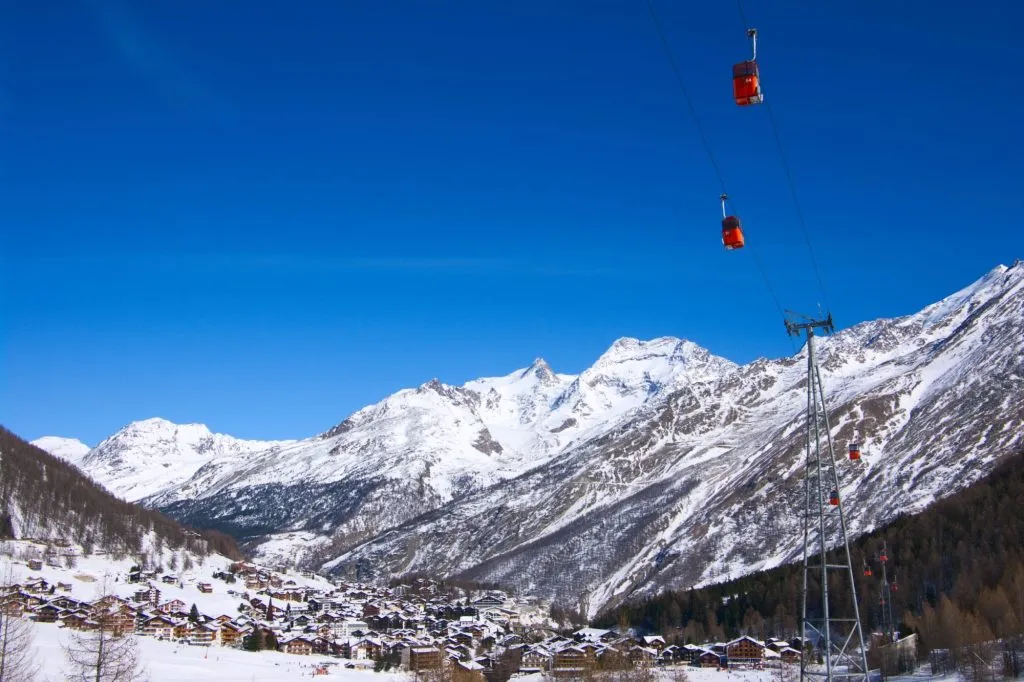 Blick auf das Skigebiet Saas Fee in der Schweiz