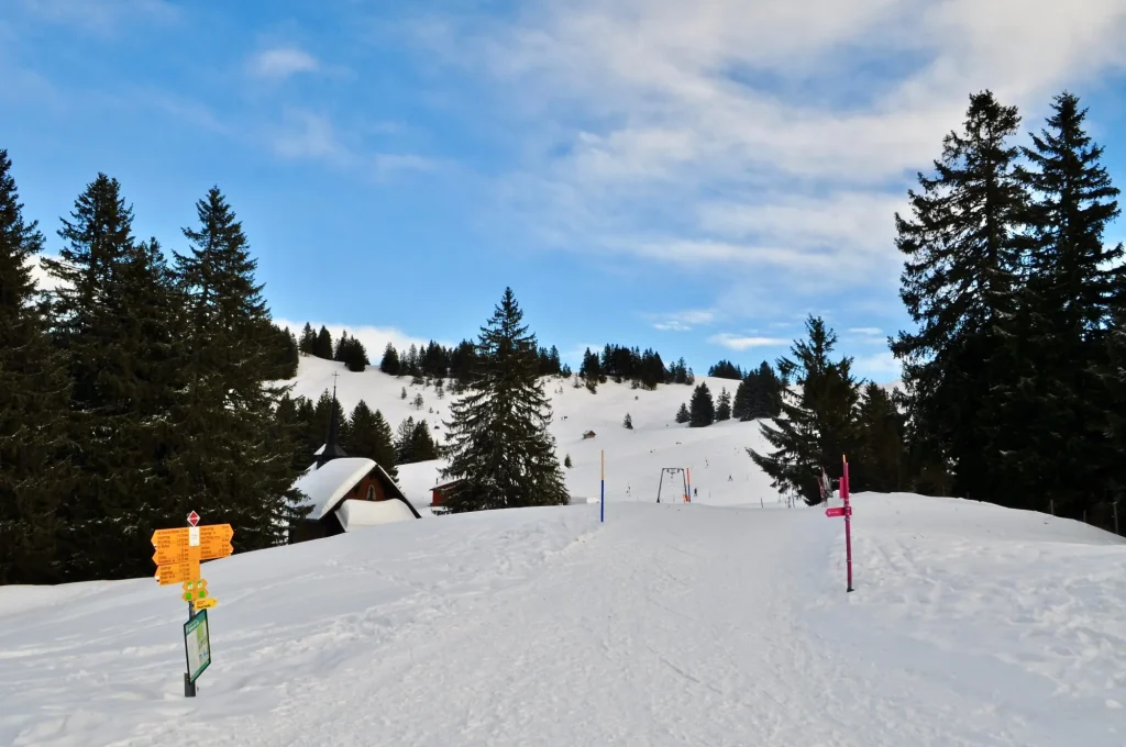 Skigebiet im Brunnital / Holzegg und RotenfluhSkipiste im Winter unterhalb der Berge grosser und kleiner Mythen, Mythenregion - Schweiz
