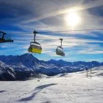 Erstaunlich schöne Aussicht auf das Skigebiet St. Moritz in der Schweiz mit Seilbahntransport
