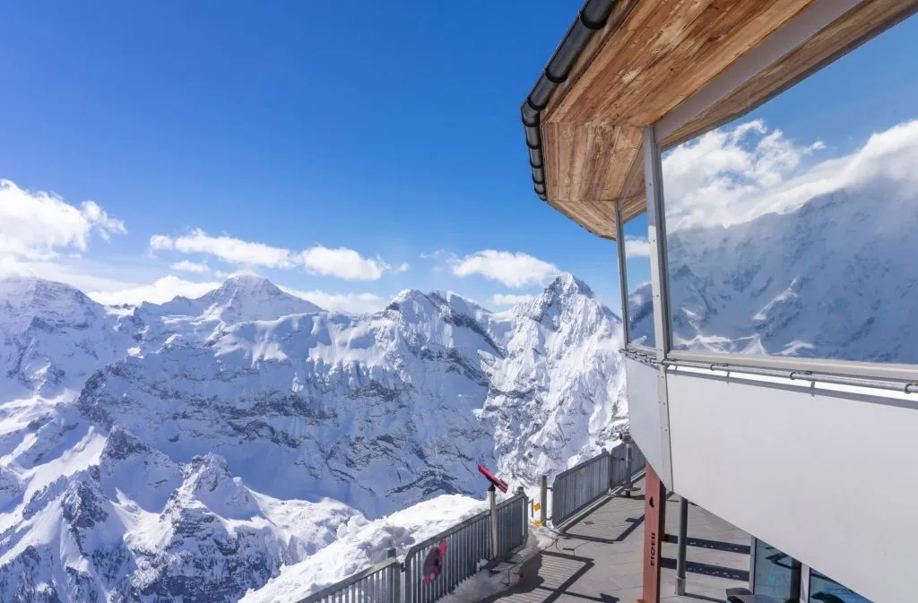 Atemberaubender Panoramablick auf die Schweizer Alpen vom Gipfel des Schilthorns in der Jungfrauregion des Landes