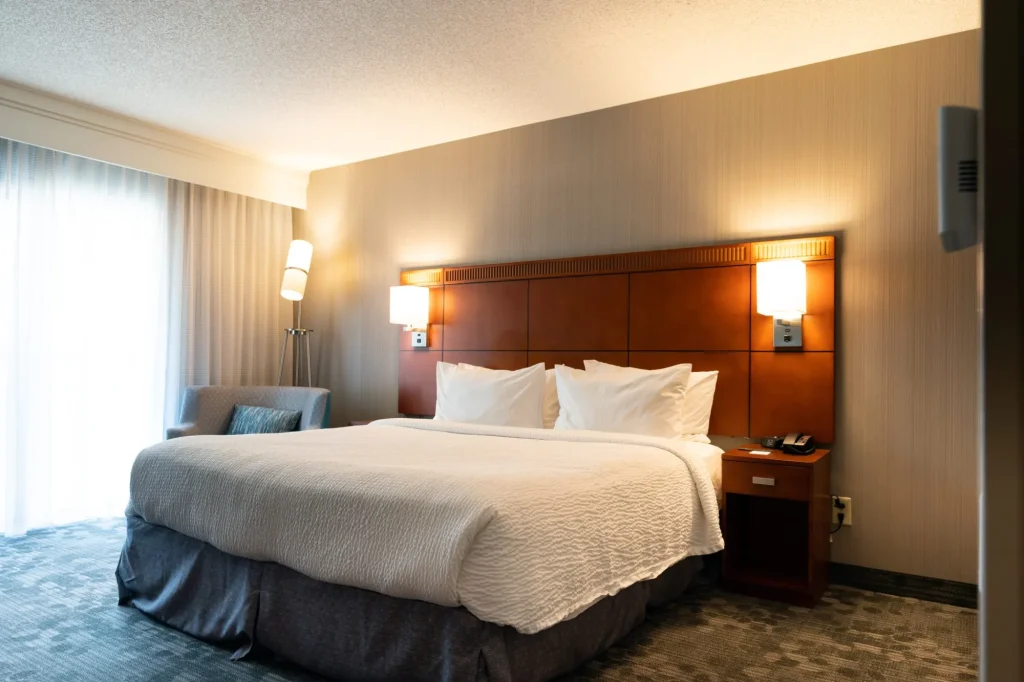Hotelschlafzimmer mit King Size