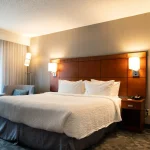 Hotelschlafzimmer mit King Size