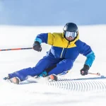 Un giovane sciatore aggressivo su una pista alpina dimostra uno stile di sciata carving estremo.