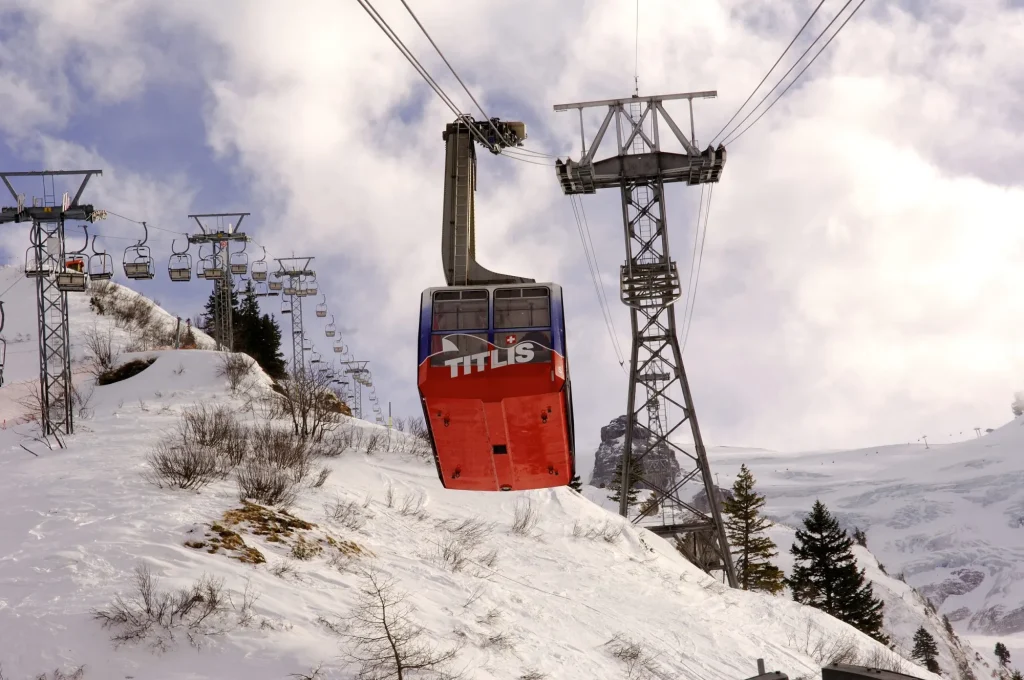 schweiz, titlis im winter: seilbahn