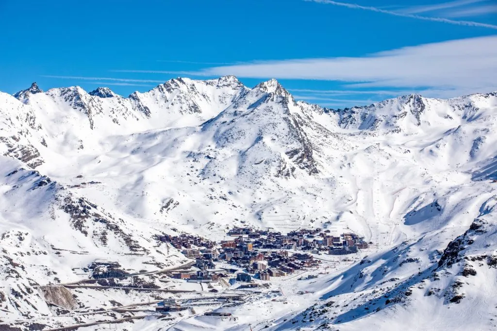 Val Thorens ist das höchstgelegene Skigebiet in Europa (2300 m). Das Skigebiet ist Teil des Skiverbunds 3 Vallées, dem größten Skiverbund der Welt