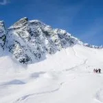 Skitour mit herrlichem Blick auf berühmte Berge im wunderschönen Winterschnee der Alpen