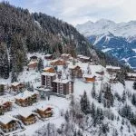 Das schneebedeckte Dorf Verbier in der Schweiz.