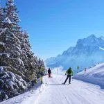 schneebedeckte Skipisten im verschneiten Winter in den Schweizer Alpen
