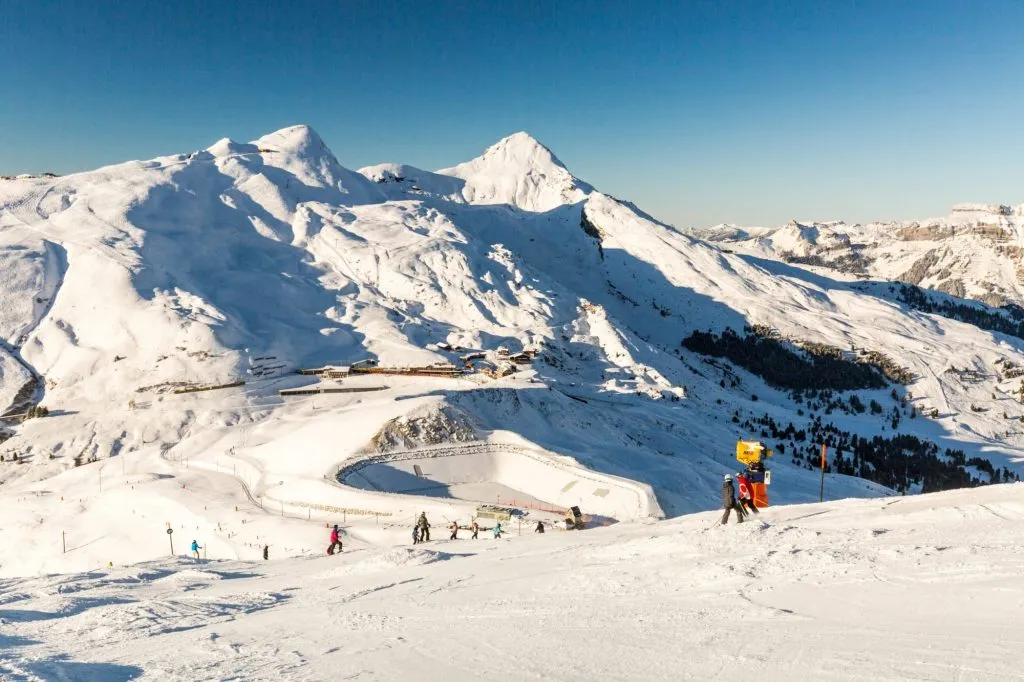 Blick auf das Skigebiet Jungfrau Wengen in der Schweiz